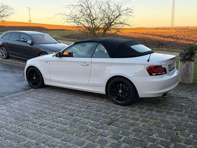 Weiß Gebraucht 2009 BMW 118 Cabriolet Cabrio | 7.799 € (Fairer Preis) - Bild 1/4