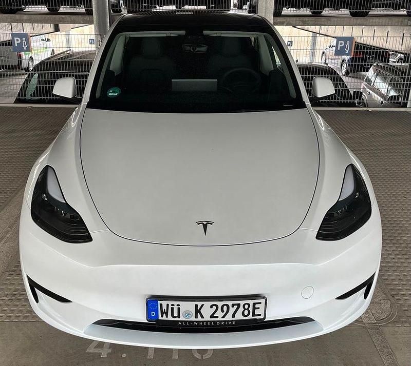 Weiß Gebraucht 2023 Tesla Model Y Standard Range SUV | 35.900 € (Superpreis) - Bild 1/4