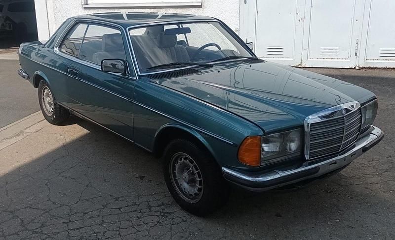 Gebraucht Mercedes 230 136 PS (100 kW) 1983 Blau Coupé