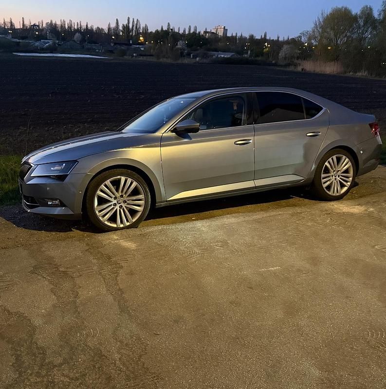 Silber Gebraucht 2016 Skoda Superb Limousine | 16.000 € (Teuer) - Bild 1/4