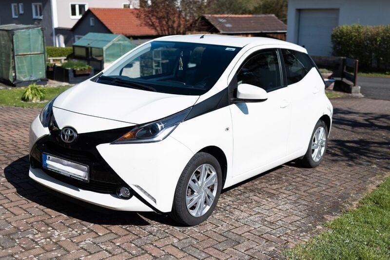 Weiß Gebraucht 2015 Toyota Aygo X-play Kleinwagen | 6.900 € (Fairer Preis) - Bild 1/4