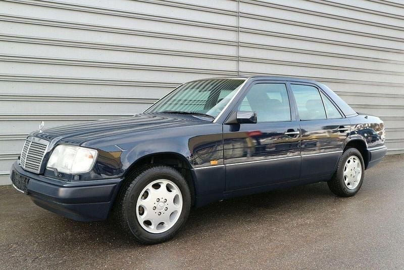 Blau Gebraucht 1994 Mercedes E300 Limousine | 19.990 € - Bild 1/4