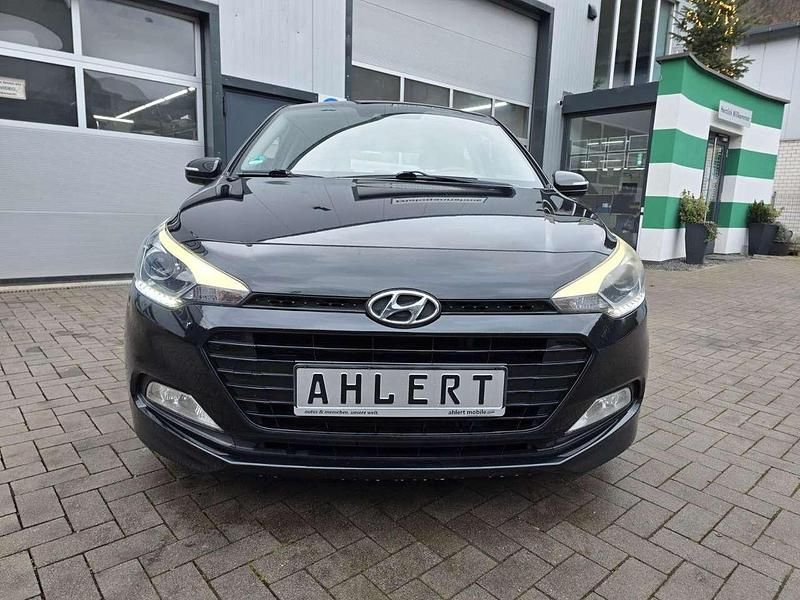 Gebraucht Hyundai i20 Style 101 PS (74 kW) 2016 Schwarz Kleinwagen