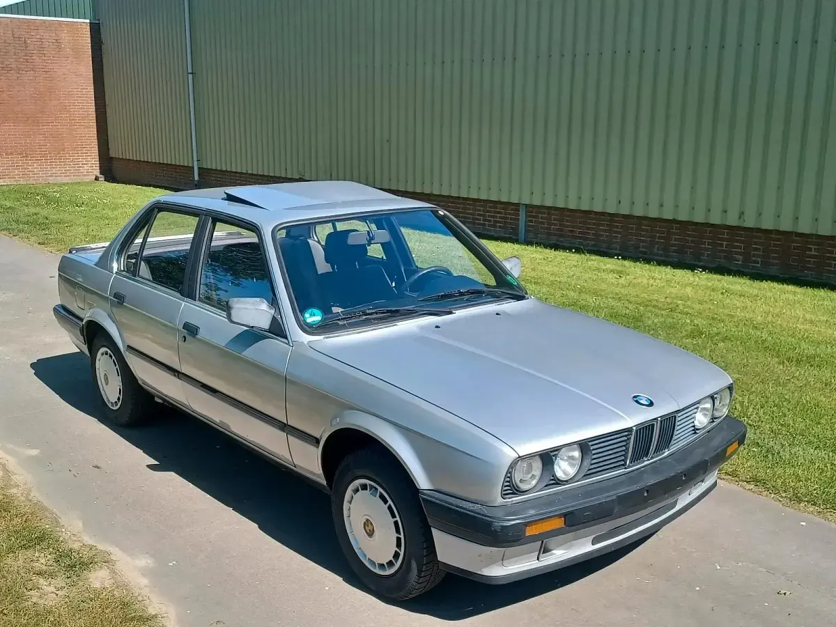 Gebraucht BMW 318 113 PS (83 kW) 1990 Silber Limousine