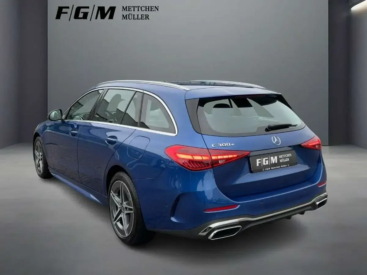 Gebraucht Mercedes C300e AMG line 313 PS (230 kW) 2024 Metalliclack spektralblau Kombi