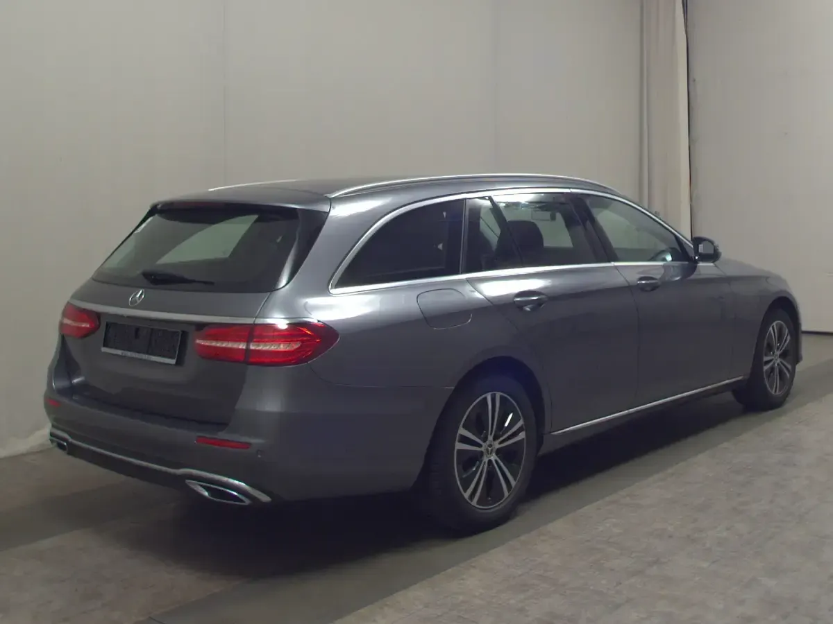 Gebraucht Mercedes E220 Avantgarde 194 PS (142 kW) 2018 Selenitgrau metallic Limousine