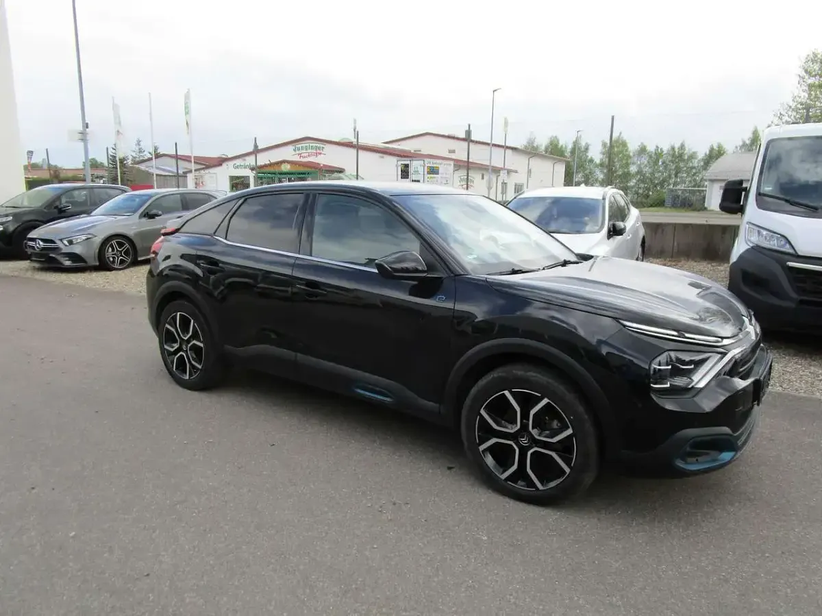 Gebraucht Citroën e-C4 Shine 100 kW (136 PS) 2022 Schwarz perla nera Kleinwagen