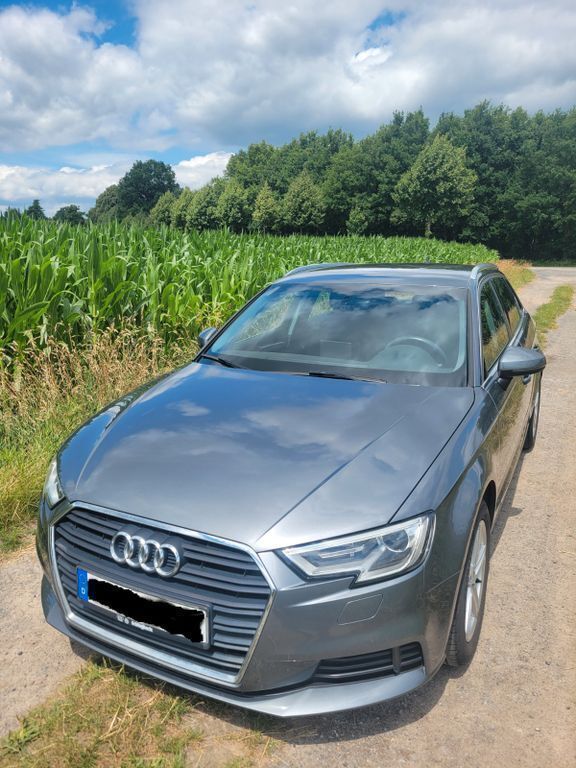 Silber Gebraucht 2019 Audi A3 Sportback Sport Limousine | 15.900 € (Fairer Preis) - Bild 1/4