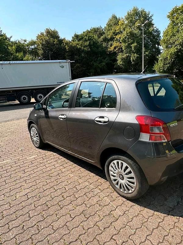 Grau Gebraucht 2011 Toyota Yaris Kleinwagen | 4.450 € (Fairer Preis) - Bild 1/4