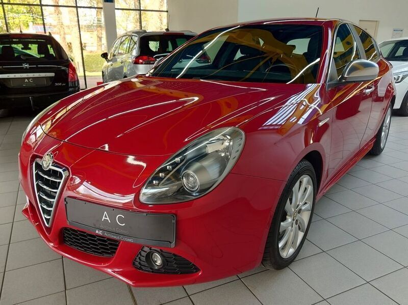 Rot Gebraucht 2012 Alfa Romeo Giulietta Turismo Kleinwagen | 8.980 € (Fairer Preis) - Bild 1/4