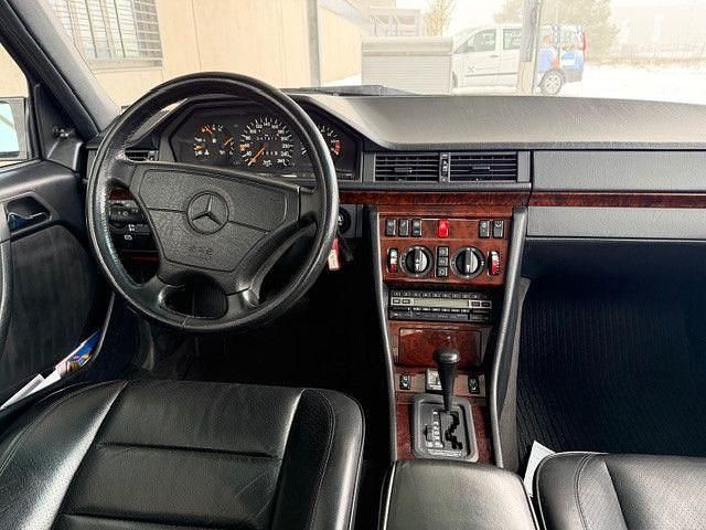 Gebraucht Mercedes E500 326 PS (239 kW) 1992 Schwarz Limousine