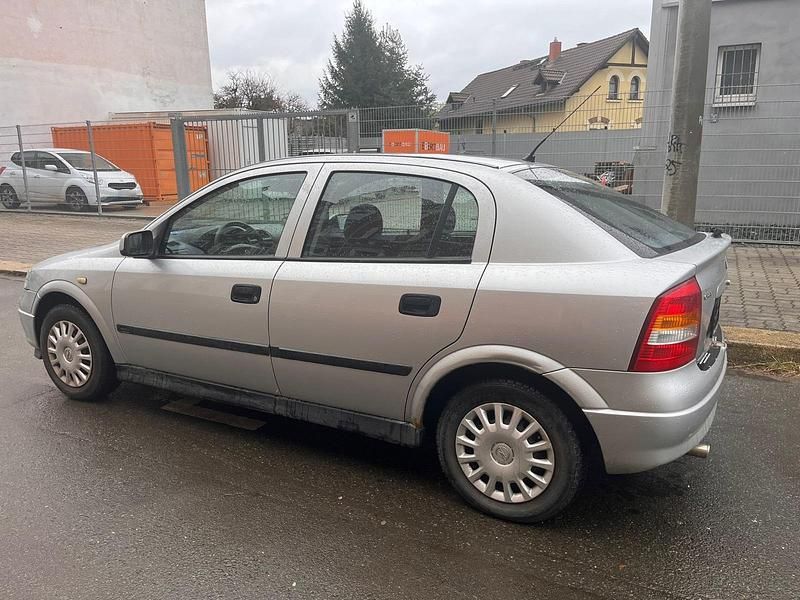 Gebraucht Opel Astra 101 PS (74 kW) 1998 Silber Limousine