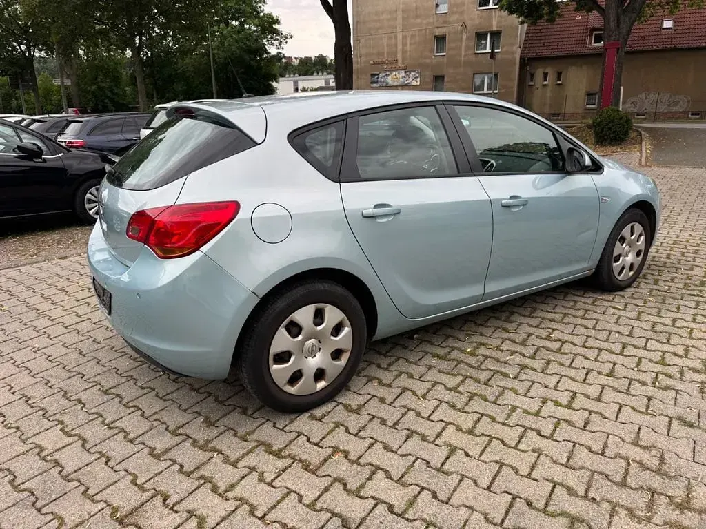 Gebraucht Opel Astra Edition 116 PS (85 kW) 2010 Blau Limousine