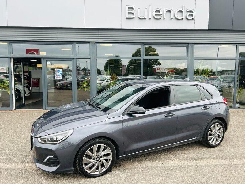 Grau Gebraucht 2018 Hyundai i30 Passion Plus Limousine | 17.970 € (Etwas zu teuer) - Bild 1/4