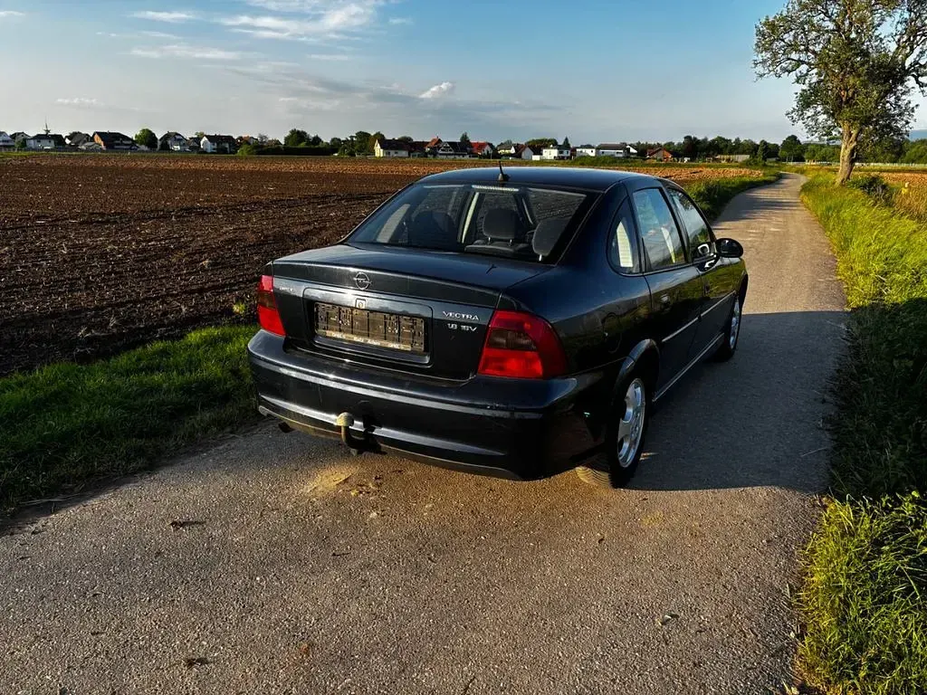 Usata Opel Vectra Edition 116 CV (85 kW) 2001 Blu Berlina