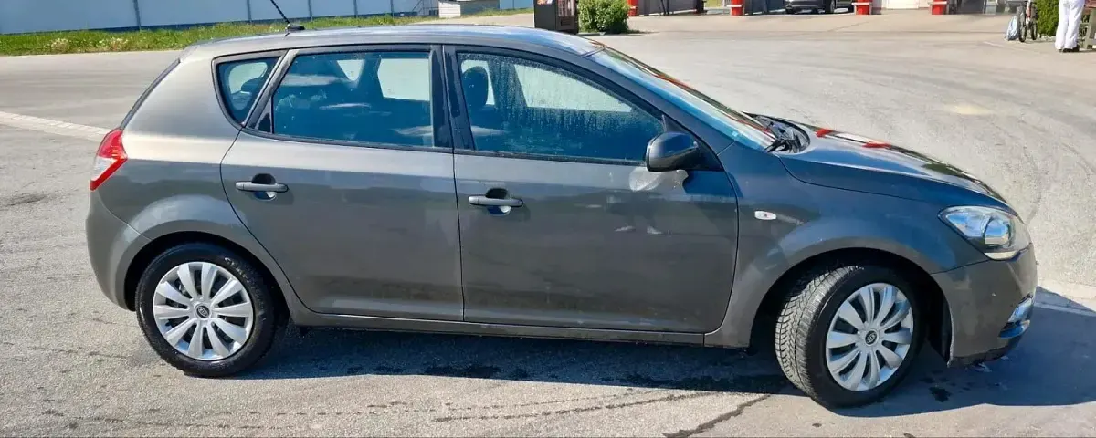 Używany Kia Ceed 90 KM (66 kW) 2011 Szary Hatchback