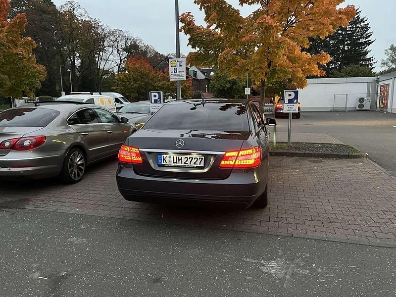 Gebraucht Mercedes E220 Elegance 170 PS (125 kW) 2012 Grau Limousine