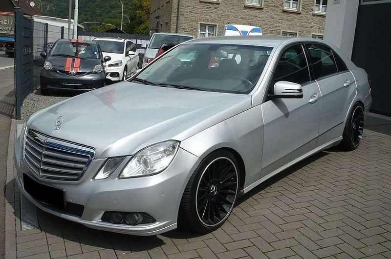 Używany Mercedes E250 Elegance 204 KM (150 kW) 2009 Srebrny Sedan/Limuzyna