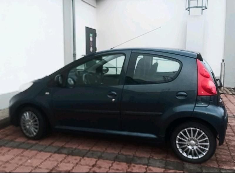 Gebraucht Peugeot 107 60 PS (44 kW) 2009 Grau Kleinwagen