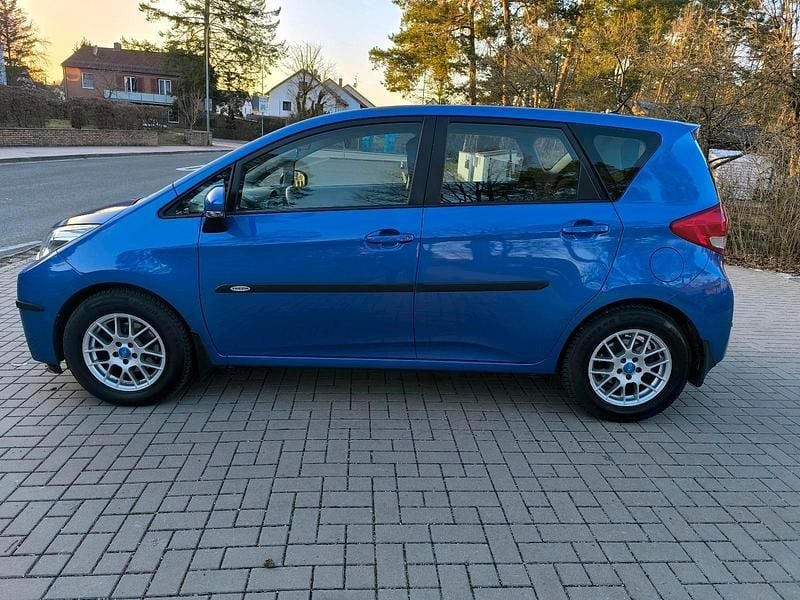 Gebraucht Toyota Verso-S 99 PS (72 kW) 2011 Blau Van / Kleinbus