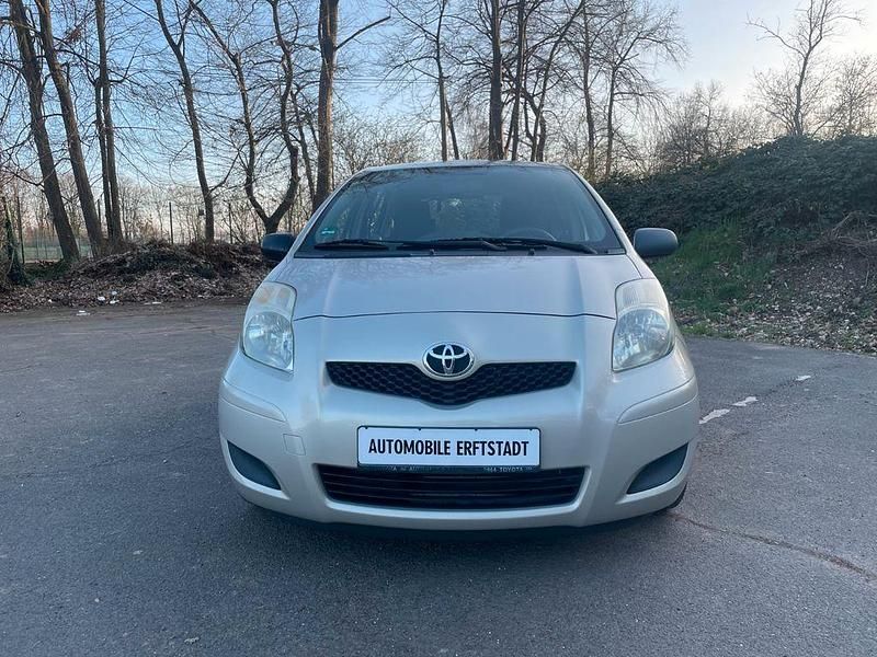 Gebraucht Toyota Yaris Cool 101 PS (74 kW) 2010 Silber Kleinwagen