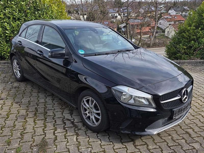 Gebraucht Mercedes A180 Style 122 PS (89 kW) 2017 Schwarz Limousine