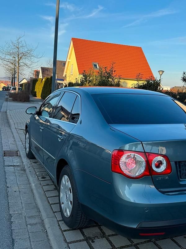 Gebraucht VW Jetta 116 PS (85 kW) 2005 Grau Limousine