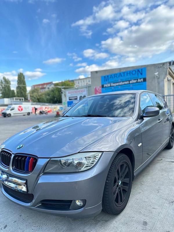 Silber Gebraucht 2011 BMW 318 Kombi | 4.800 € (Fairer Preis) - Bild 1/4