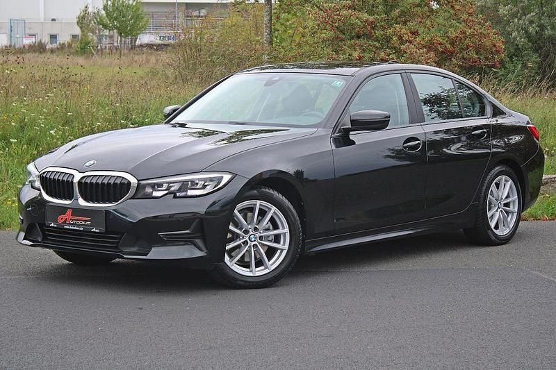 Saphirschwarz Gebraucht 2022 BMW 320 Sport Line Limousine | 25.990 € (Fairer Preis) - Bild 1/4