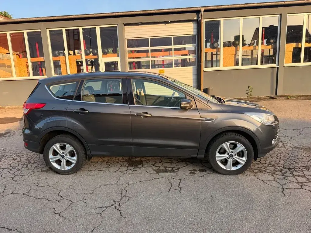 Gebraucht Ford Kuga Trend 179 PS (131 kW) 2016 Grau SUV
