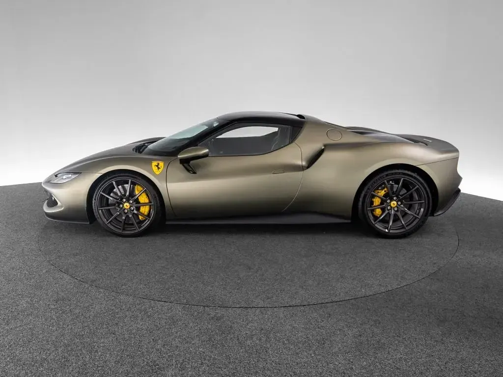 Gebraucht Ferrari 296 829 PS (609 kW) 2024 Verde masoni opaco Coupé