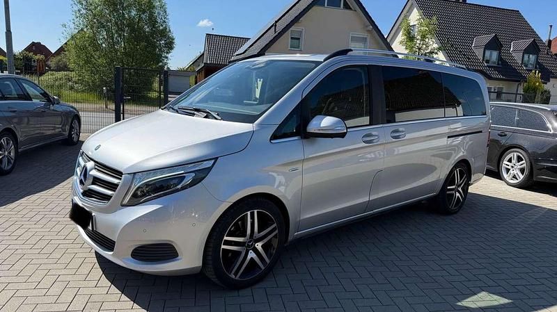 Brillantsilber metallic Gebraucht 2016 Mercedes V220 Edition Van / Kleinbus | 29.499 € (Teuer) - Bild 1/4
