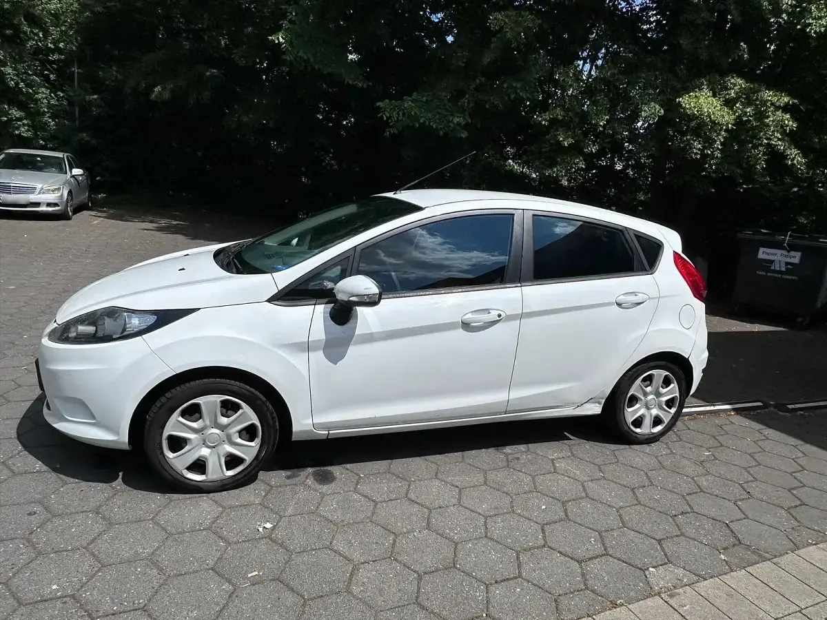 Gebraucht Ford Fiesta 75 PS (55 kW) 2009 Weiß Limousine