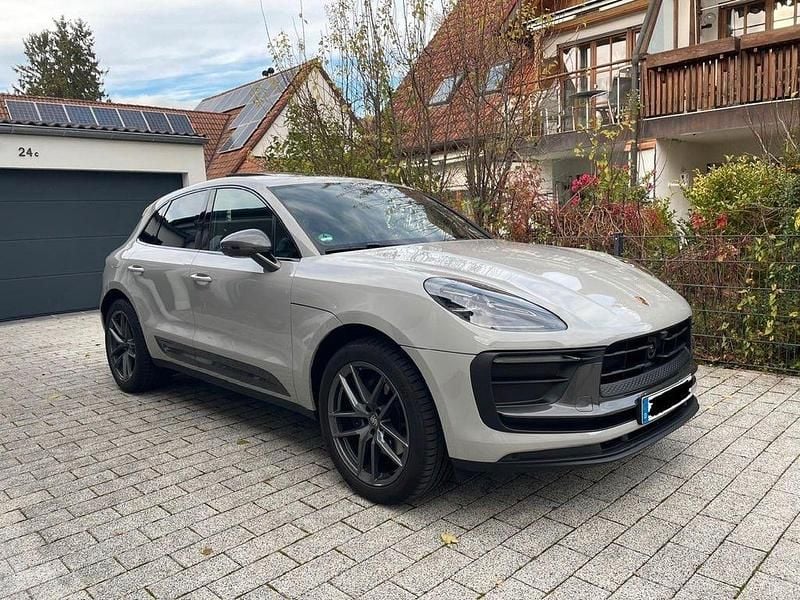 Grau Gebraucht 2024 Porsche Macan SUV | 82.300 € (Superpreis) - Bild 1/4