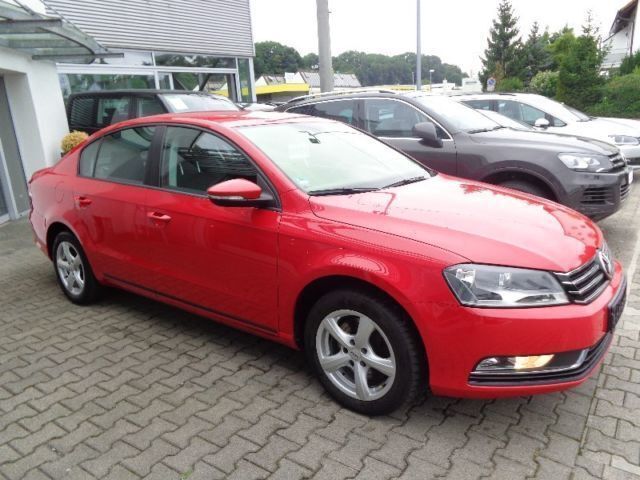 Gebraucht VW Passat Business 150 PS (110 kW) 2012 Rot Limousine