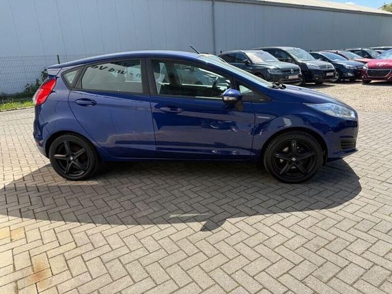 Gebraucht Ford Fiesta Trend 101 PS (74 kW) 2016 Blau Limousine