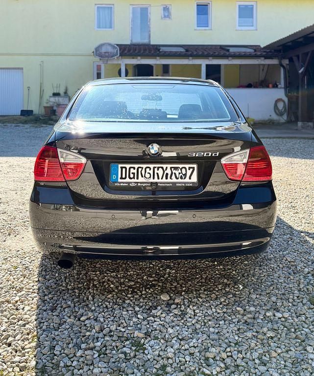 Gebraucht BMW 320 163 PS (119 kW) 2007 Schwarz Limousine