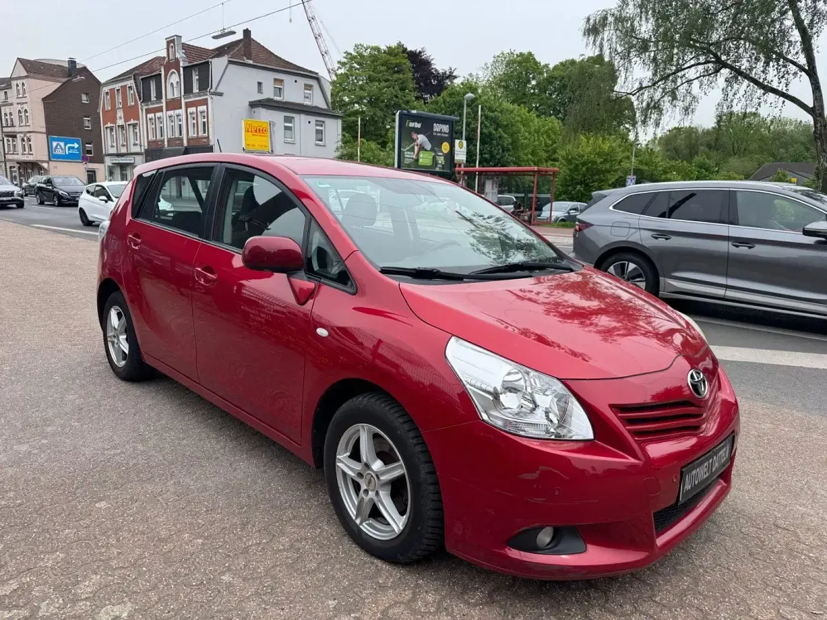Gebraucht Toyota Verso 126 PS (92 kW) 2009 Rot Van / Kleinbus