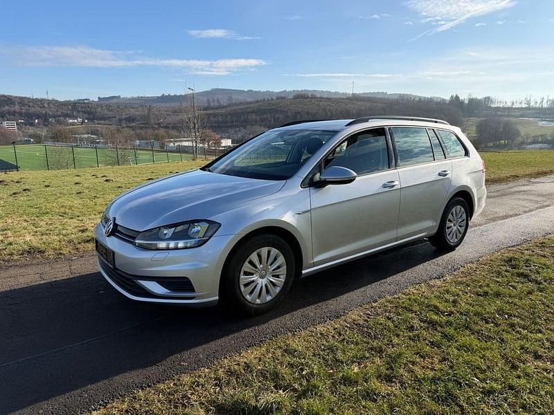 Gebraucht VW Golf VII Trendline 110 PS (80 kW) 2018 Silber Kombi