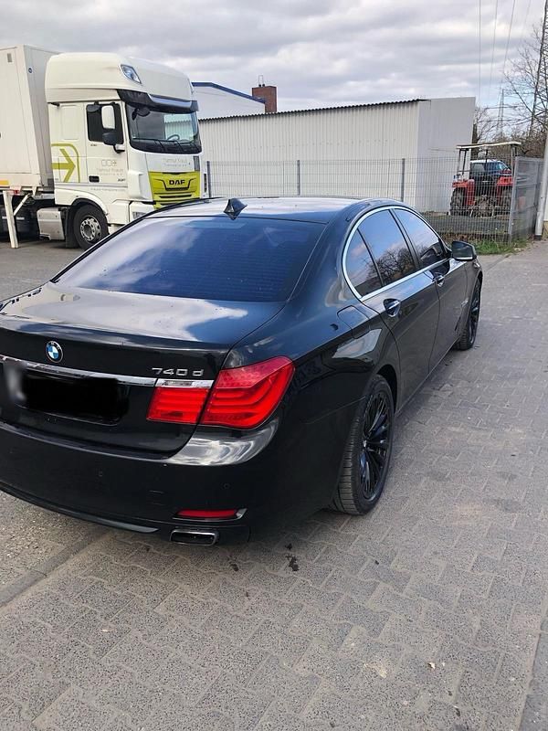 Gebraucht BMW 740 306 PS (225 kW) 2010 Schwarz Limousine