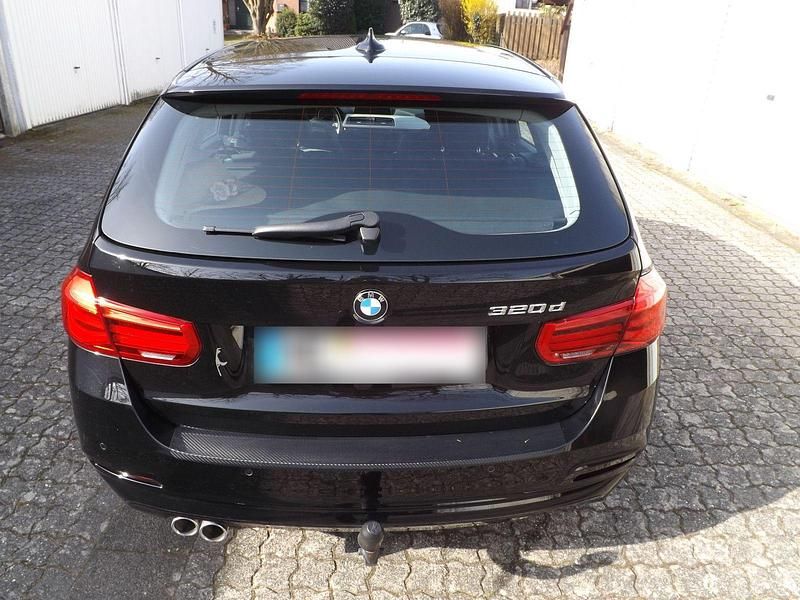 Gebraucht BMW 320 Advantage 190 PS (139 kW) 2018 Schwarz Kombi