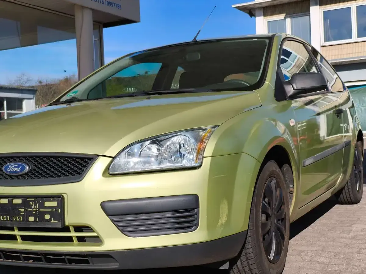 Second-hand Ford Focus Trend 116 CP (85 kW) 2005 Galben Hatchback