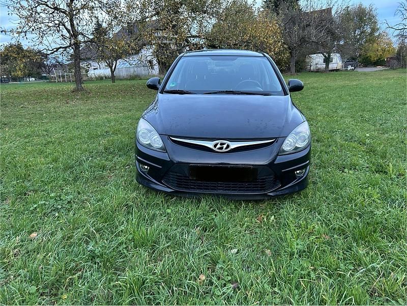 Schwarz Gebraucht 2011 Hyundai i30 Kleinwagen | 3.300 € (Fairer Preis) - Bild 1/4
