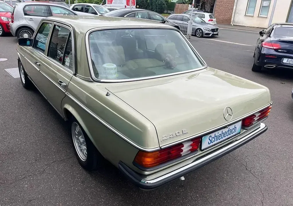 Gebraucht Mercedes E230 136 PS (100 kW) 1982 Grün Limousine