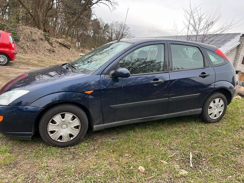Usata Ford Focus 100 CV (73 kW) 2001 Blu Berlina