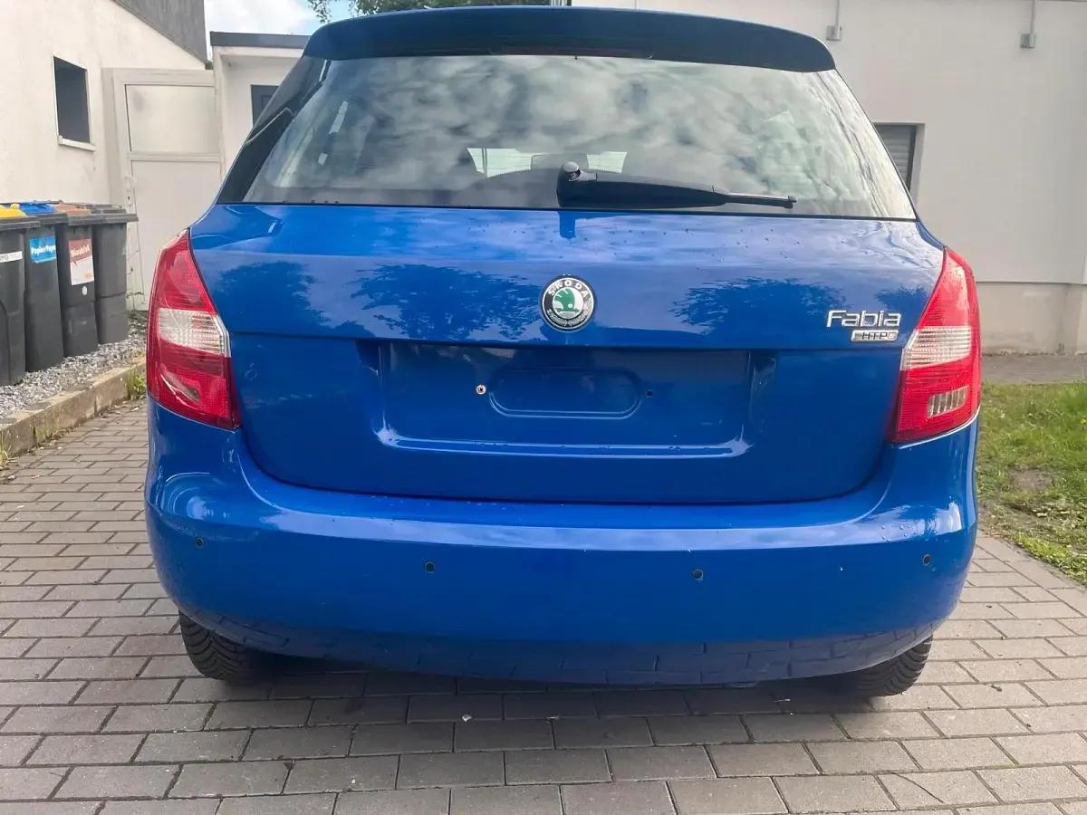 Używany Skoda Fabia 69 KM (50 kW) 2009 Niebieski Sedan/Limuzyna