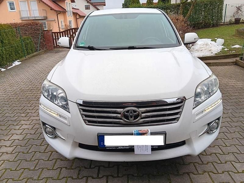 Weiß Gebraucht 2012 Toyota RAV4 Travel SUV | 9.500 € (Etwas zu teuer) - Bild 1/4