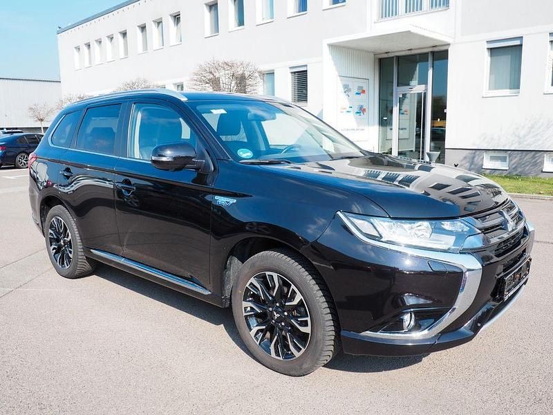 Gebraucht Mitsubishi Outlander P-HEV Plus 121 PS (88 kW) 2016 Schwarz SUV