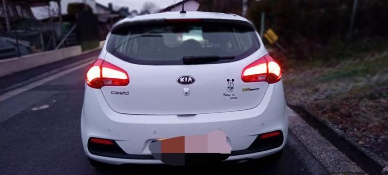 Gebraucht Kia Ceed Spirit 128 PS (94 kW) 2012 Weiß Kleinwagen