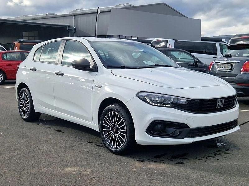 Weiss Gebraucht 2024 Fiat Tipo Cross Kleinwagen | 23.649 € (Etwas zu teuer) - Bild 1/4
